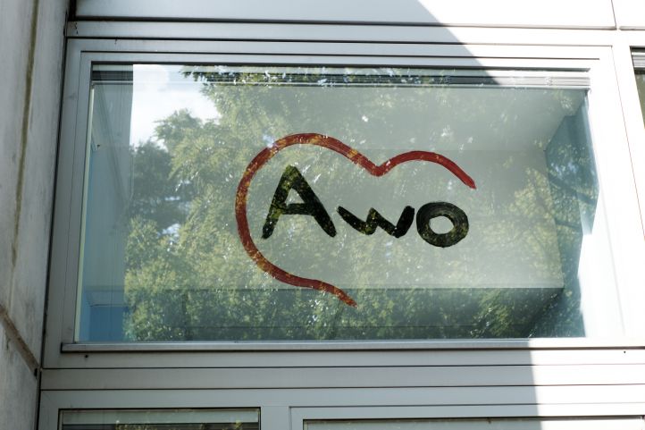 AWO-Logo auf Fenster