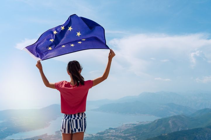 Mädchen hält eine EU-Fahne